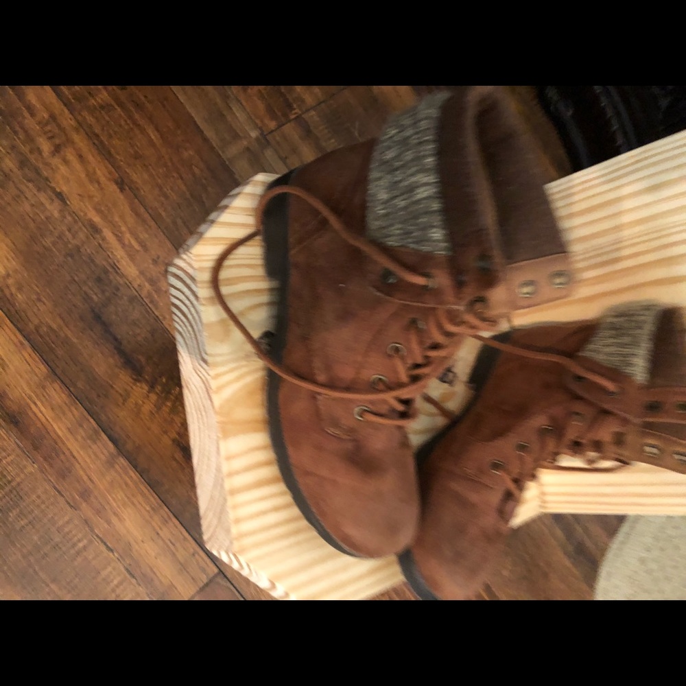 Boots - Picture 2 of 5